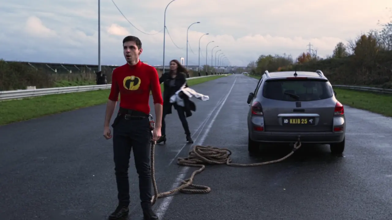 Superhéros tiré par une corde attaché à une voiture